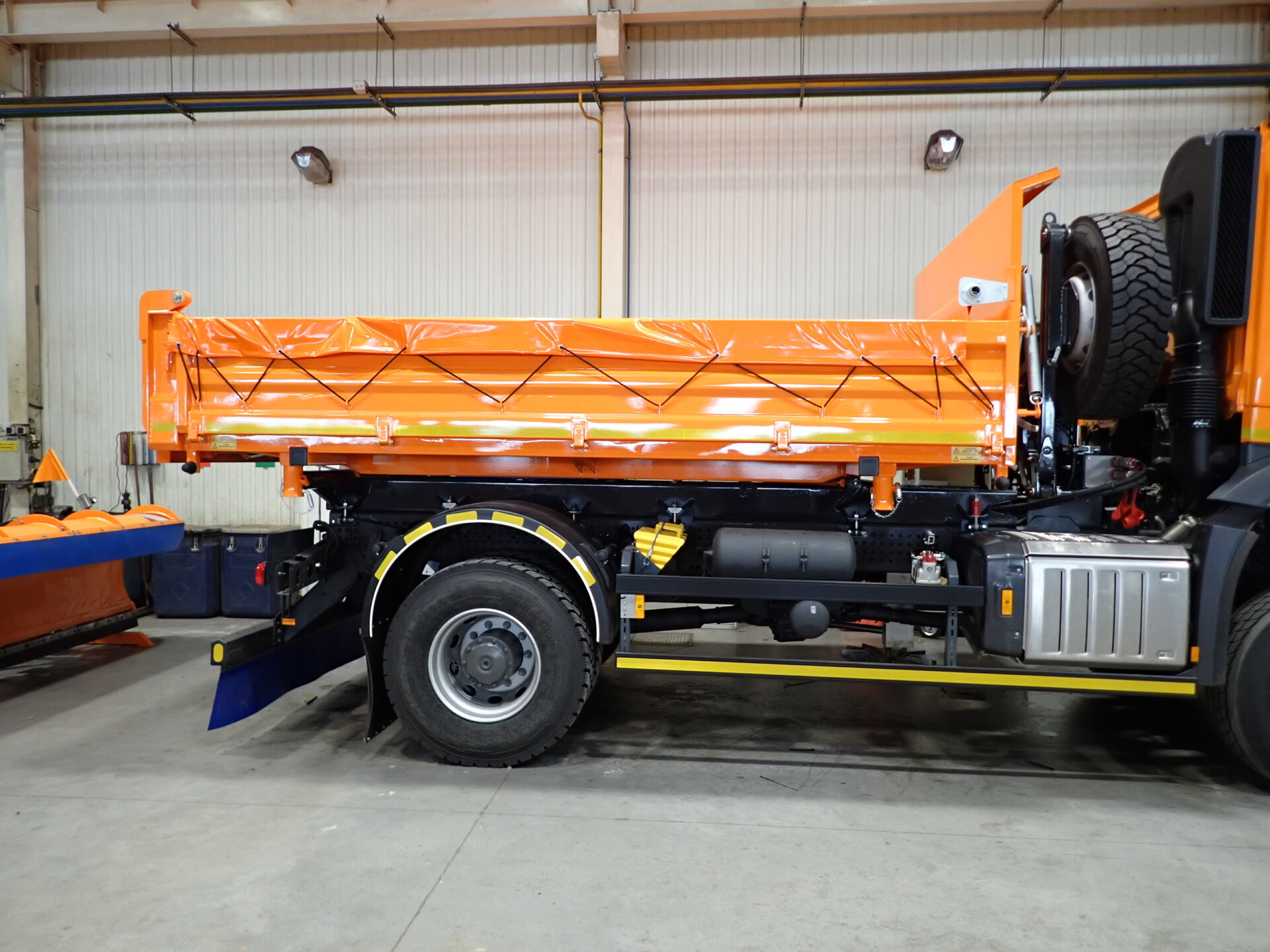 Three-Sided Tipping Superstructure S 18 - Image 3