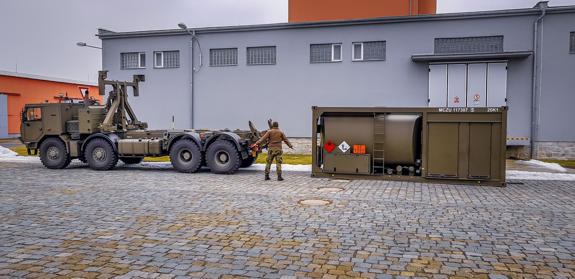 ISO 1C Tank Container with Fuel Dispensing Unit CN 10KN - Image 7