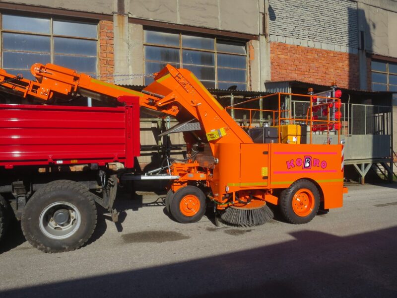Tažený mechanický zametač KOBRO